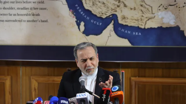 MNE iraniano aconselha Washington a "açaimar" Israel ou Irão irá fazê-lo