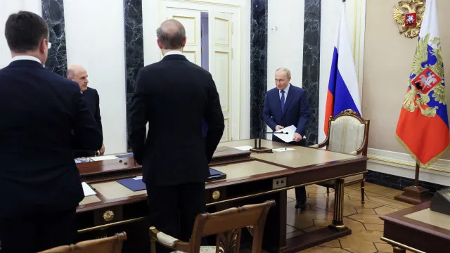
                    Putin elogia 
