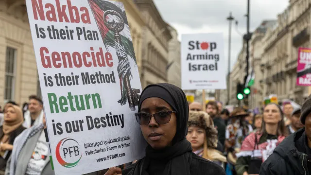 
                    Dezenas de milhares manifestam-se em Londres para assinalar a 'Nakba'
                