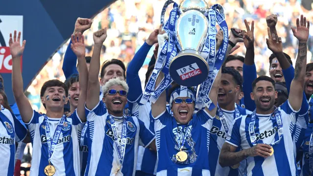 Diogo Costa ergue troféu de campeão perante 50 mil adeptos no Dragão