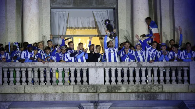 Da Ribeira aos Aliados, milhares nas ruas para saudar o campeão FC Porto