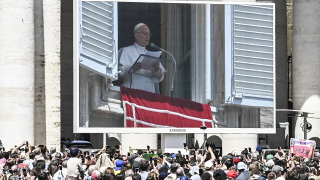 
                    Papa apela a formas de comunicação que respeitem o ser humano face à IA
                