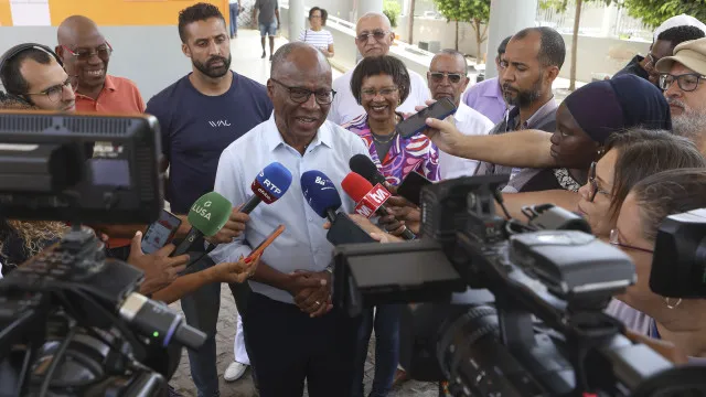 
                    Cabo Verde: Primeiro-ministro cessante e sucessor iniciam transição
                