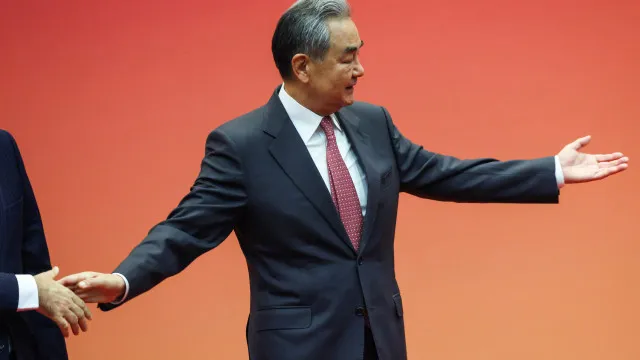 MNE chinês pede manutenção das conversações de paz entre EUA e Irão