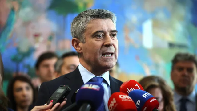 
                    José Luís Carneiro exige 