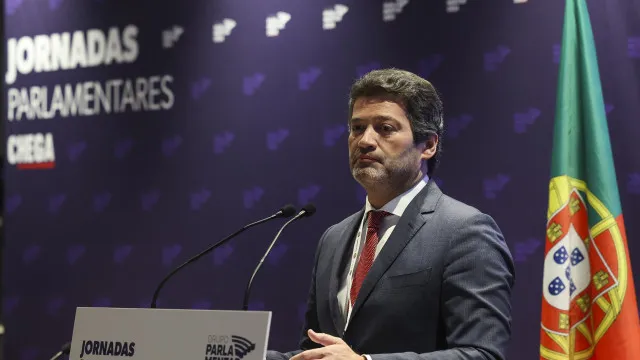 
                    Ventura pede ao Governo 