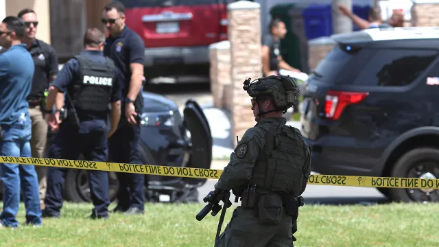 
                    Atacante da mesquita de San Diego roubou três armas da casa da mãe
                