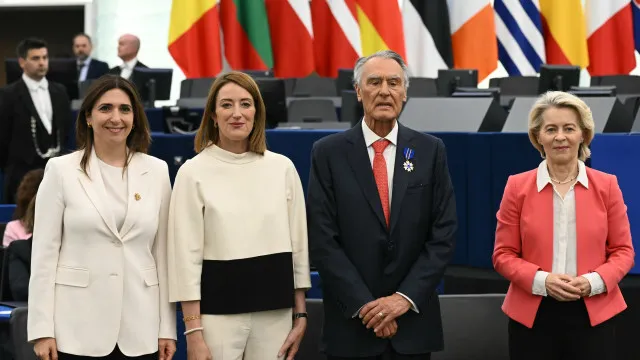 
                    Cavaco destaca importância da UE ao ser distinguido no Parlamento Europeu
                