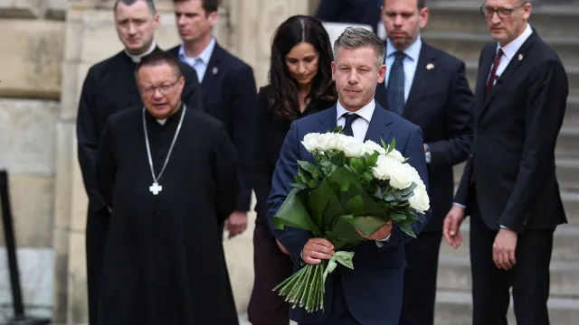 
                    Hungria admite pela primeira vez retirar veto à adesão de Kyiv à UE
                