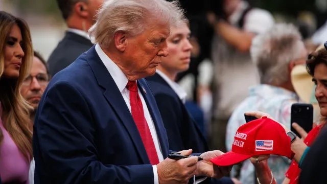 
                    Donald Trump afirma que negociações com Irão estão 