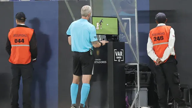 
                    UEFA quer uniformizar revisões do videoárbitro
                