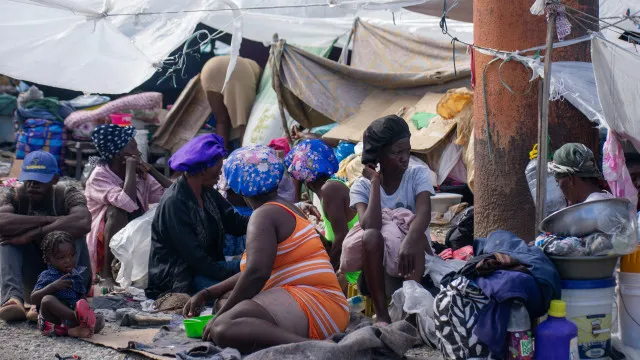 
                    Pelo menos 1,5 milhões de pessoas deslocadas devido à violência no Haiti
                