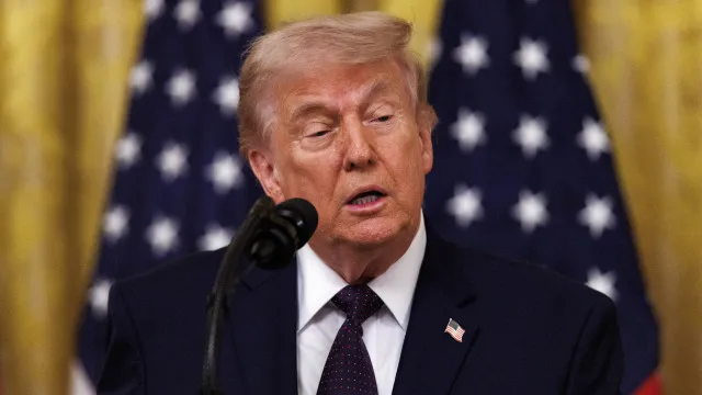 47159669 Trump promete retaliar após abate de helicóptero em Ormuz