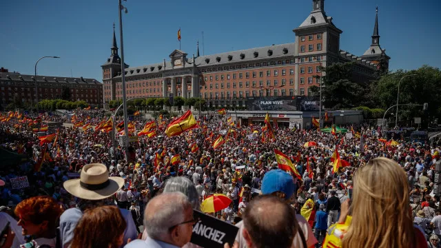 Dezenas de milhares de pessoas em Madrid pedem demissão de Pedro Sánchez