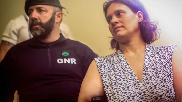 
                    Mãe que abandonou filhos só segue para França após processo em Portugal
                