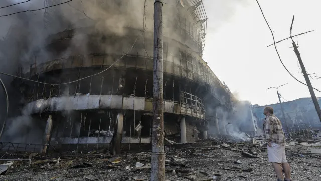 
                    Zelensky alerta para novo ataque russo de grande escala
                