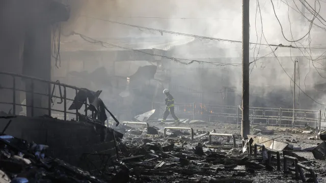 
                    Rússia avisa estrangeiros para saírem de Kyiv devido a novos ataques
                
