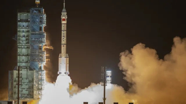 
                    China adia lançamento de missão destinada ao polo sul da Lua
                