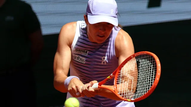 Swiatek afasta Emerson Jones e segue para a 2.ª ronda de Roland Garros