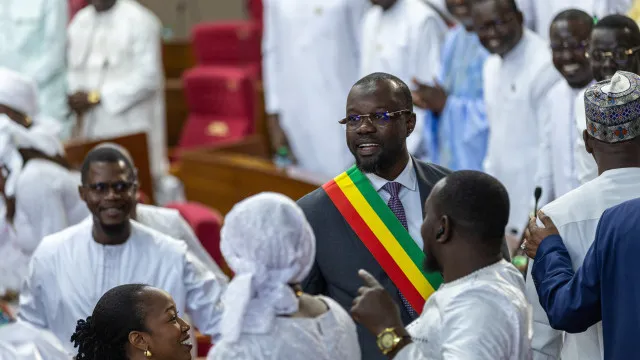 
                    Em rutura com PR, ex-PM senegalês reeleito líder do partido maioritário
                