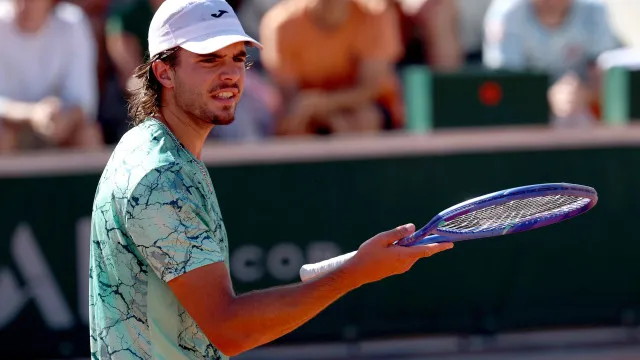 Faria contraria Shapovalov e avança para a segunda ronda de Roland Garros