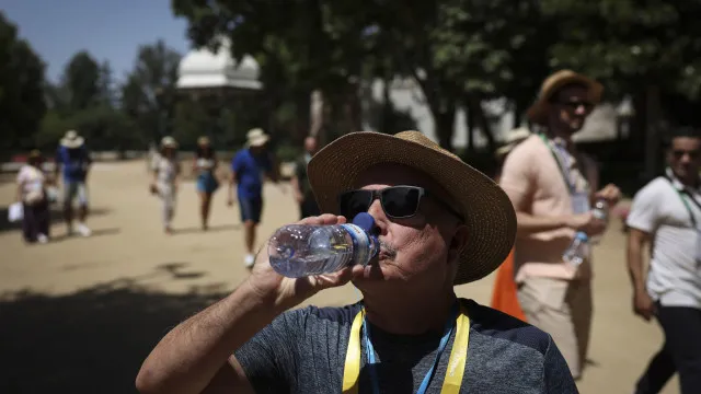 
                    Distrito de Faro sob aviso amarelo devido ao calor: Que temperaturas?
                