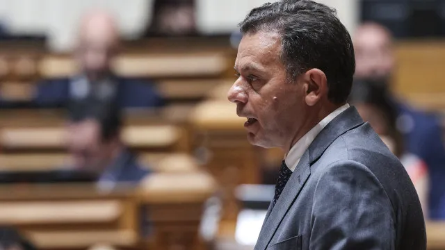 
                    Montenegro responde a Passos: 