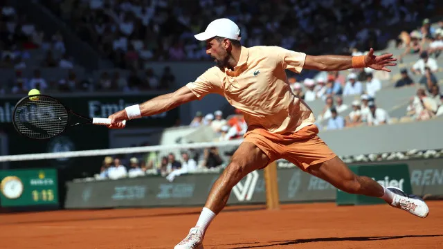 Novak Djokovic pela 21.ª vez seguida na terceira ronda de Roland Garros