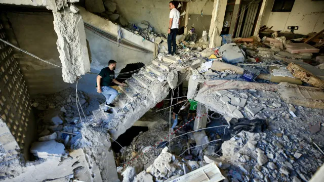 
                    Israel bombardeia Beirute após atacar mais de 135 alvos no sul do Líbano
                