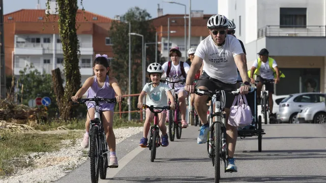 
                    Um 'comboio' em Condeixa-a-Nova põe crianças a pedalar até à escola
                
