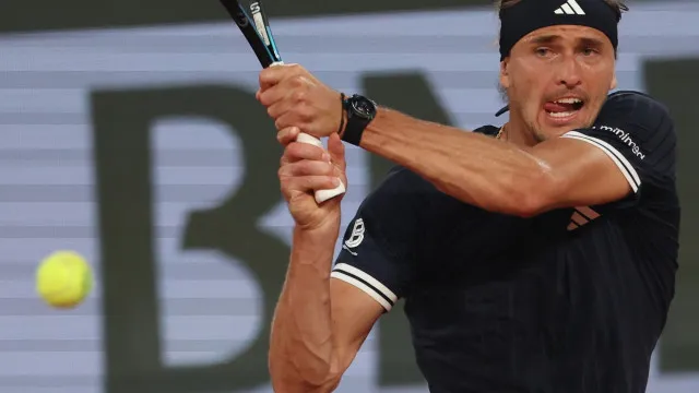 Alexander Zverev apura-se para os oitavos de final de Roland Garros