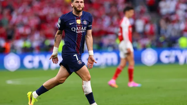 
                    Kvaratskhelia é eleito o futebolista da época na Liga dos Campeões
                