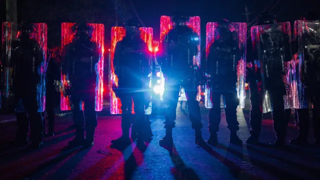 
                    Ativistas preparam-se para noite de protestos em centro de detenção em Newark
                