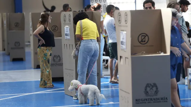 Colombianos vão às urnas no domingo para segunda volta das presidenciais