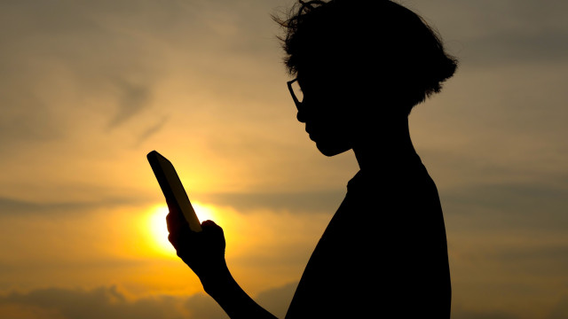 Dona do Facebook recebe multa de 492 milhões por danos causados a jovens
