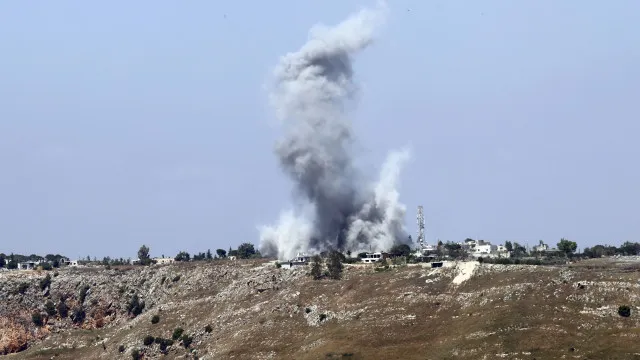 
                    Netanyahu volta a ameaçar Beirute e mantém operações no sul do Líbano
                