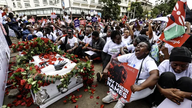 
                    Centenas protestam em Nairobi contra assassínios de mulheres e crianças
                