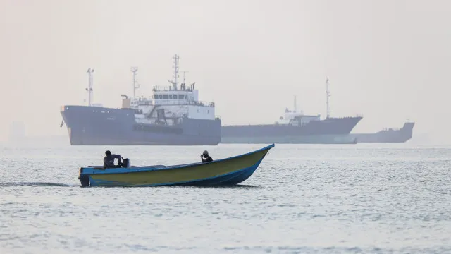 Navio atingido por projétil ao largo dos Emirados Árabes Unidos