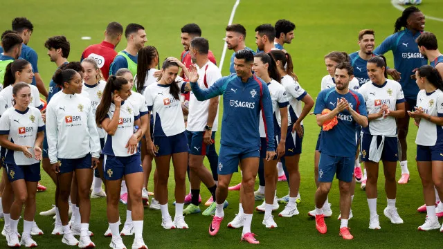 
                    Segundo treino de Portugal com o apoio da seleção feminina
                
