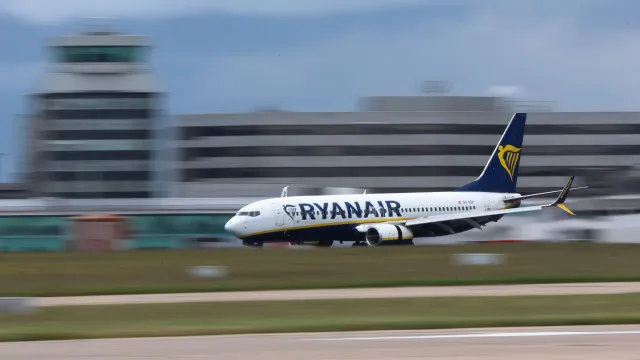 
                    Lucro da Ryanair afunda 34% entre abril e junho: Eis os motivos
                