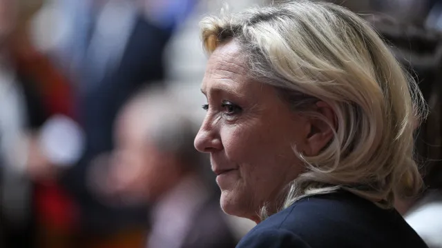 Le Pen admite desistir das presidenciais se usar pulseira eletrónica