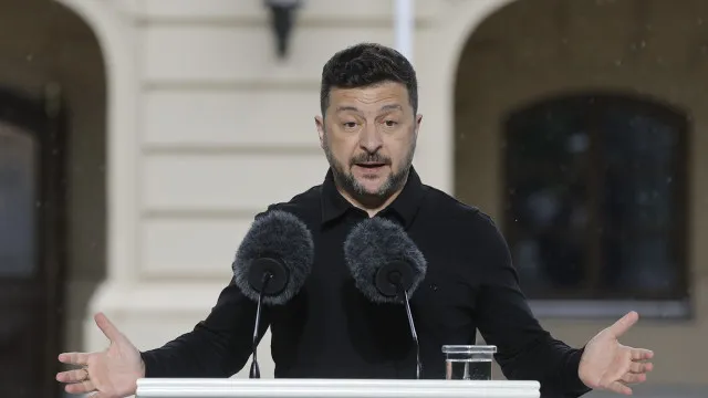 
                    Zelensky chega a Londres para reunião com Starmer, Merz e Macron
                