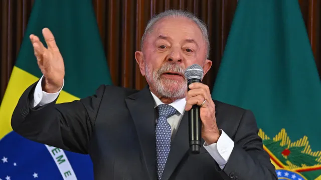 
                    Lula telefona a Trump para discutir tarifas e crime organizado
                