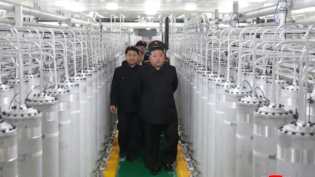 
                    Kim Jong-un visita navio de guerra antes da visita de Xi à Coreia do Norte
                