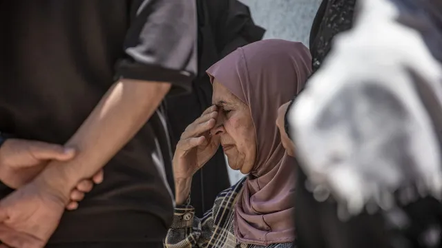 
                    Dez mortos, incluindo operador de câmara, em ataques israelitas em Gaza
                