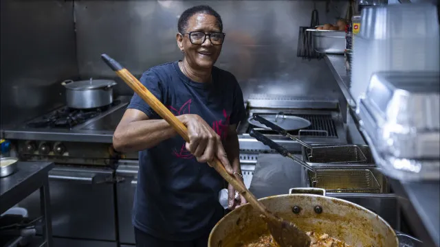 
                    Uma panela para 300 cachupas na Cova da Moura onde comem chefes de Estado
                