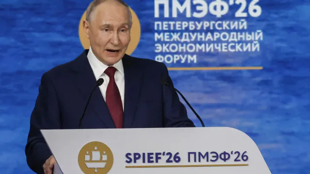
                    Putin minimiza dificuldades económicas da Rússia e insiste na soberania
                