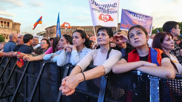
                    Abrem urnas na Arménia para eleições marcadas por desinformação pró-russa
                