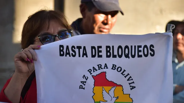 
                    Presidente boliviano endurece discurso e autoriza intervenção militar
                