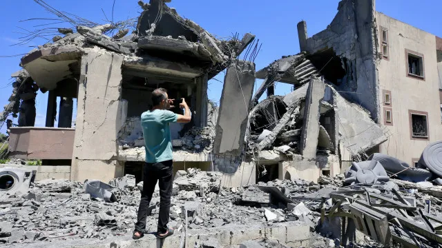 
                    Israel bombardeia Beirute pela primeira vez após nova trégua
                